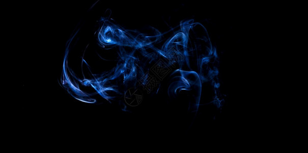 黑色背景上的蓝烟雾火灾设计黑色背景上的烟雾火灾设计薄墙纸蓝色的图片