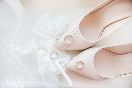 美丽漂亮的新娘角婚鞋吊带和结戒指细节穿高清图片