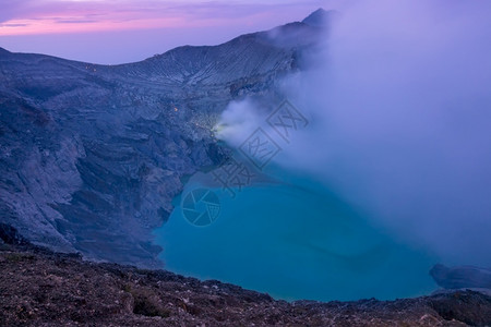 卡瓦那延印度尼西亚巴厘岛天亮前硫磺火山伊延的壁画夏天日出自然背景