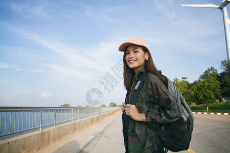 游客旅行者背包亮的亚洲女自由伸出的明亮图片