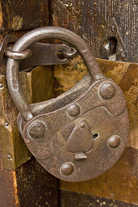 保障古董旧木制教堂门的锁金属图片