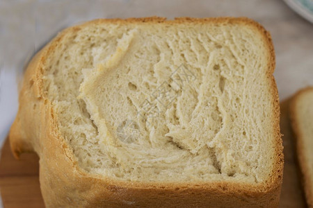 一顿饭烘烤后煮热新鲜自制面包在厨房关上俄罗斯语图片