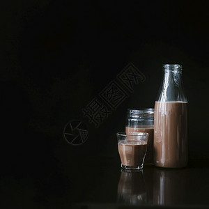 运动药丸重量巧克力奶昔玻璃瓶罐黑底色图片