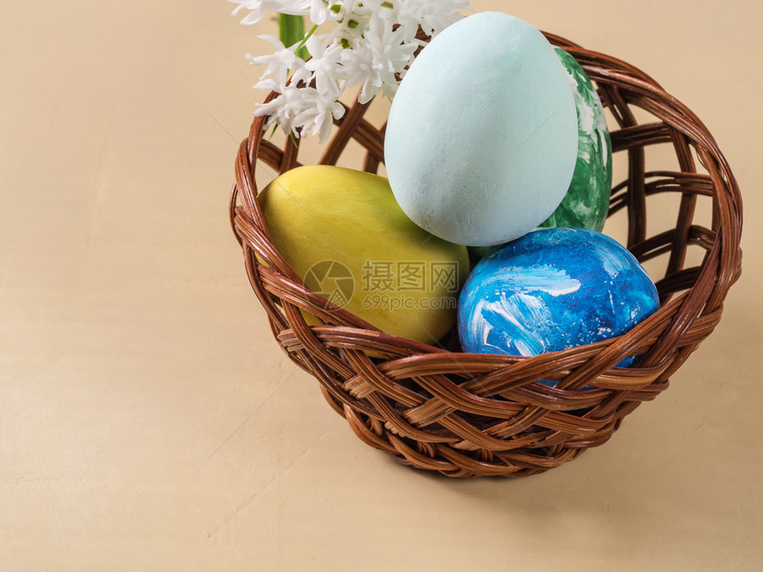 带染色复活节鸡蛋的篮子壳春天烹饪图片