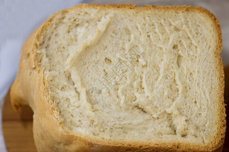 脆皮有机的在厨房烤熟后新鲜的自制热烤面包开胃图片