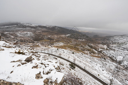 路线西班牙北布尔戈斯省ParamodeMasa山脉的雪地景观多云冬天图片