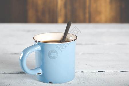 香气蓝色古董桌上的一杯咖啡光束棕色的图片
