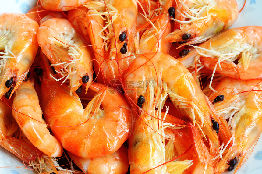 堆积着许多蒸汽生虾对丰富多彩的食物图片