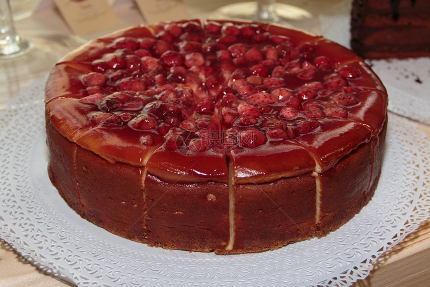 新鲜红蛋糕配草莓果酱和汁卡仕达酱新鲜的馅饼图片