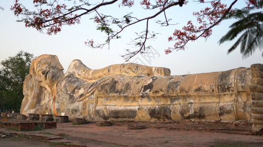 大城府艺术宗教在泰国Ayutthaya睡觉的佛像图片