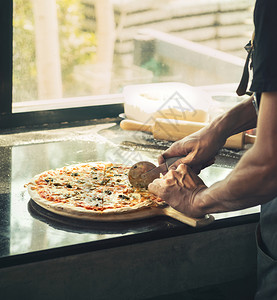 黑衬衫主厨切鲜烤披萨一些面粉在桌边的上吃厨师配料黑色的图片