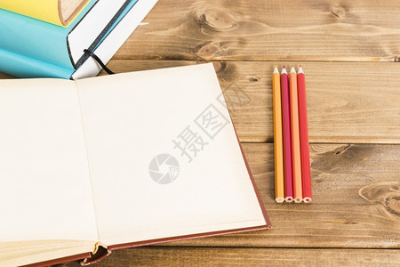 空白笔记本和彩色铅笔图片