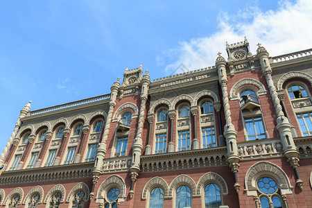 传统的乌克兰银行基辅蓝天背景的乌克兰银行城市图片