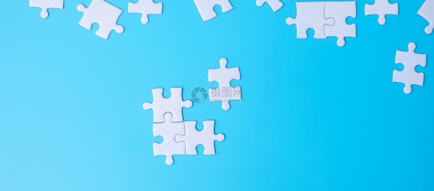 蓝色背景中的一组白色拼图解决方案使命成功目标合作伙伴关系战略和拼图日的概念谜商业职图片