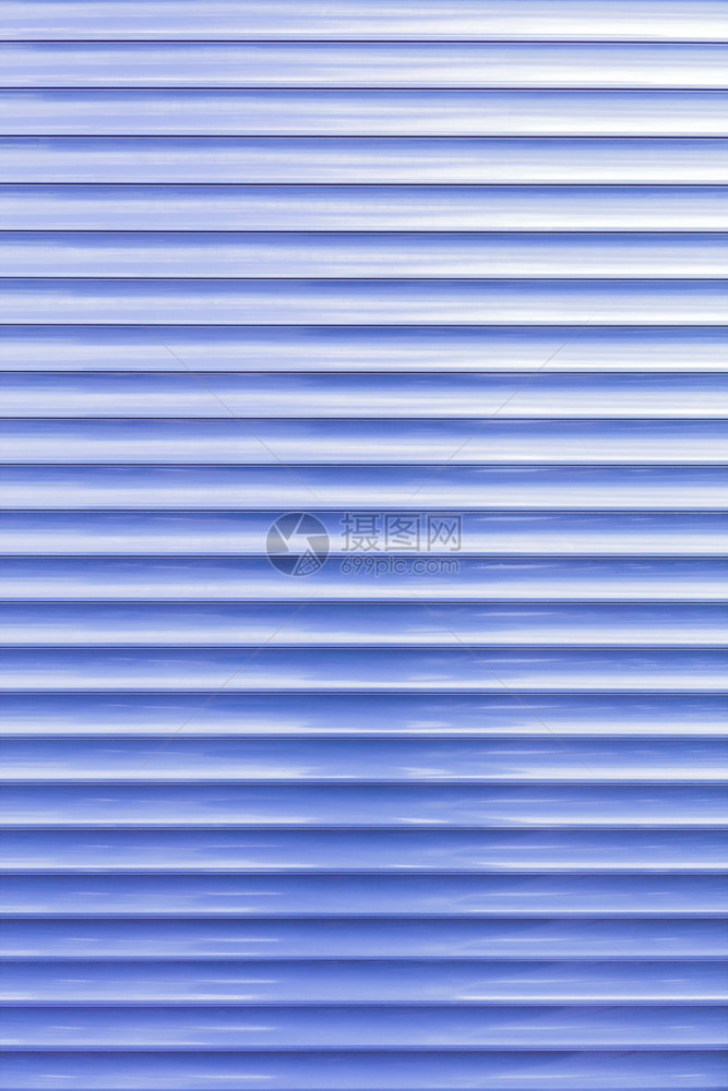 项目门明亮的浅蓝色金属百叶窗在水平线上的背景和纹理金属百叶窗的背景和纹理是浅蓝色的彩图片