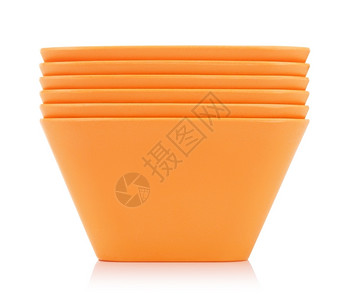 早餐一套橙色竹碗在白上隔绝简单的服务图片