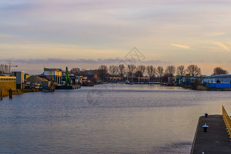 瑞金支撑荷兰Alphenaandenrijn市有水的堤岸带建筑物的工业区正面图片