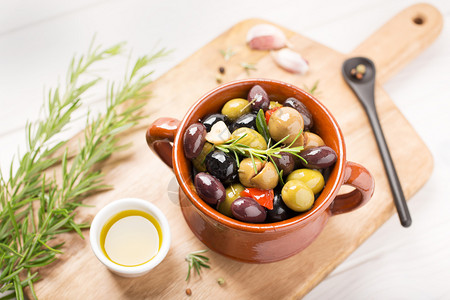 一顿饭碗里含橄榄的美味地中海食物西班牙塔帕绿色油图片