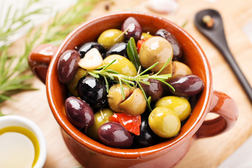 油酒吧碗里含橄榄的美味地中海食物西班牙塔帕美食图片
