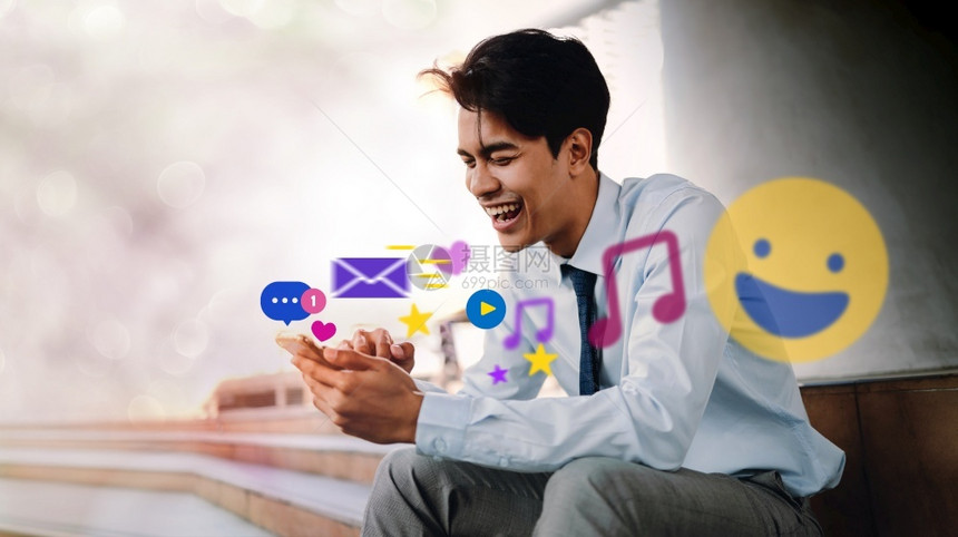 积极的微笑年轻亚洲商人在城市使用移动电话享受社交媒体应用程序周围有许多图标环绕着这些网站跟随快乐的图片