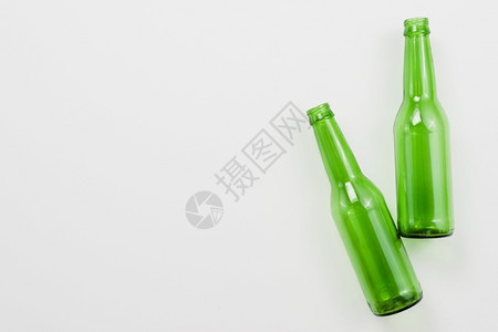 酒吧倾倒颜色绿空瓶白背景美丽的照片绿色空瓶白背景图片