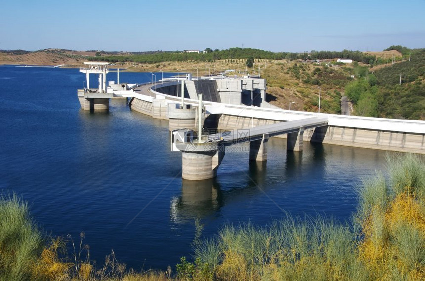 葡萄牙Alleentejo地区Alqueva水力发电站具体的坝车图片