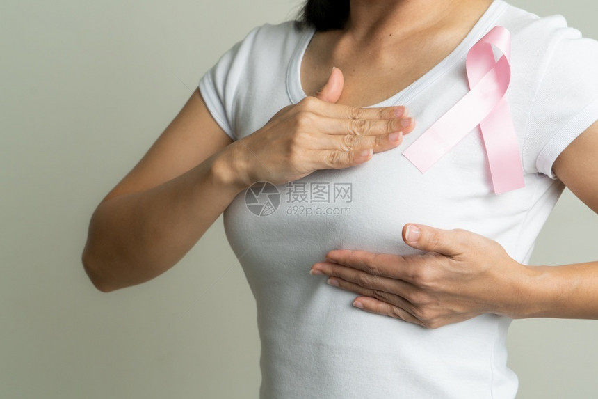 佩戴粉色丝带预防乳腺癌概念图片