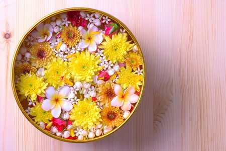 四月在Songkran节或泰国新年的木本上装饰水碗中的花朵或者文化图片