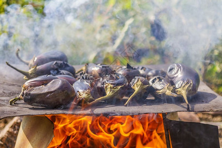 黑色的一种有机在露天焚烧时金属板上做饭的茄子烘烤室外烧天然食物的茄子图片