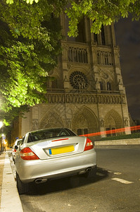 违停罚单一辆运动车停在巴黎圣母院教堂前一个专为出租车预留的座位上前方警车正在发放停罚单而另一辆汽车则在经过纽约时通接触抑制票背景