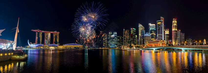 体育场新加坡城市天际和明瑞娜湾美丽的烟花全景节日金融图片