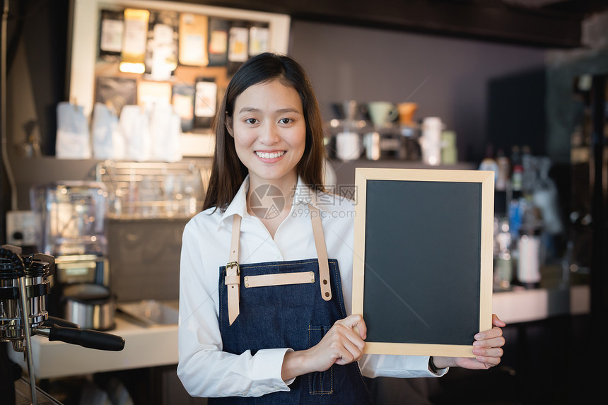 员工保持咖啡店内有空白黑纸板菜单的年轻亚洲女律师协会行业图片