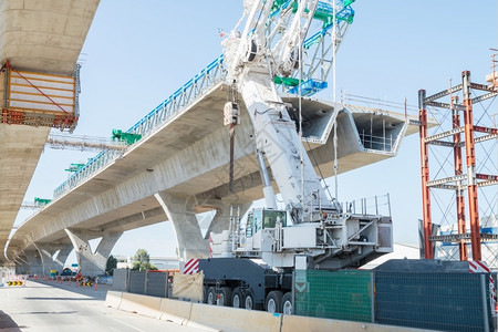 工作现代的运输重建中道路的支离破碎通道图片