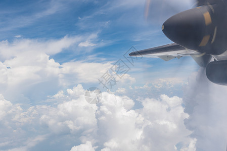云和天空与飞机之翼桨夏天景观图片