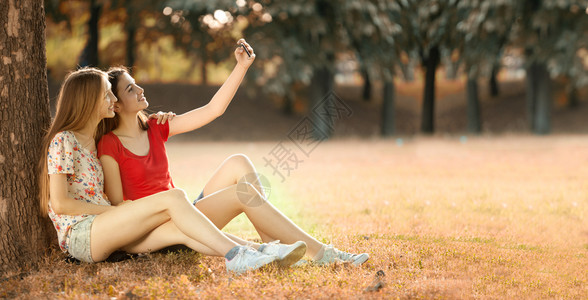 公园草地上休息的女孩图片