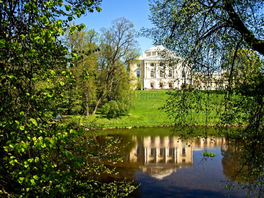 建筑学2019年5月4日通过俄罗斯圣彼得堡帕夫洛斯基的树木叶子观察巴夫洛斯基的保罗皇帝宫天空秋图片
