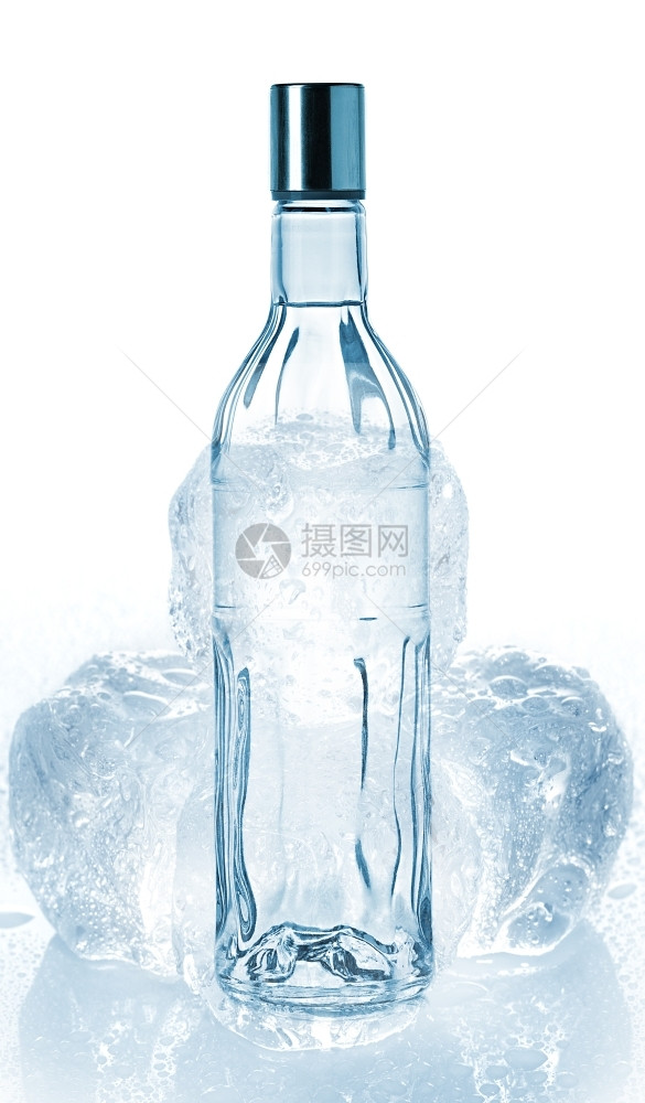 白色的瓶伏特加和冰块轮廓酒吧图片