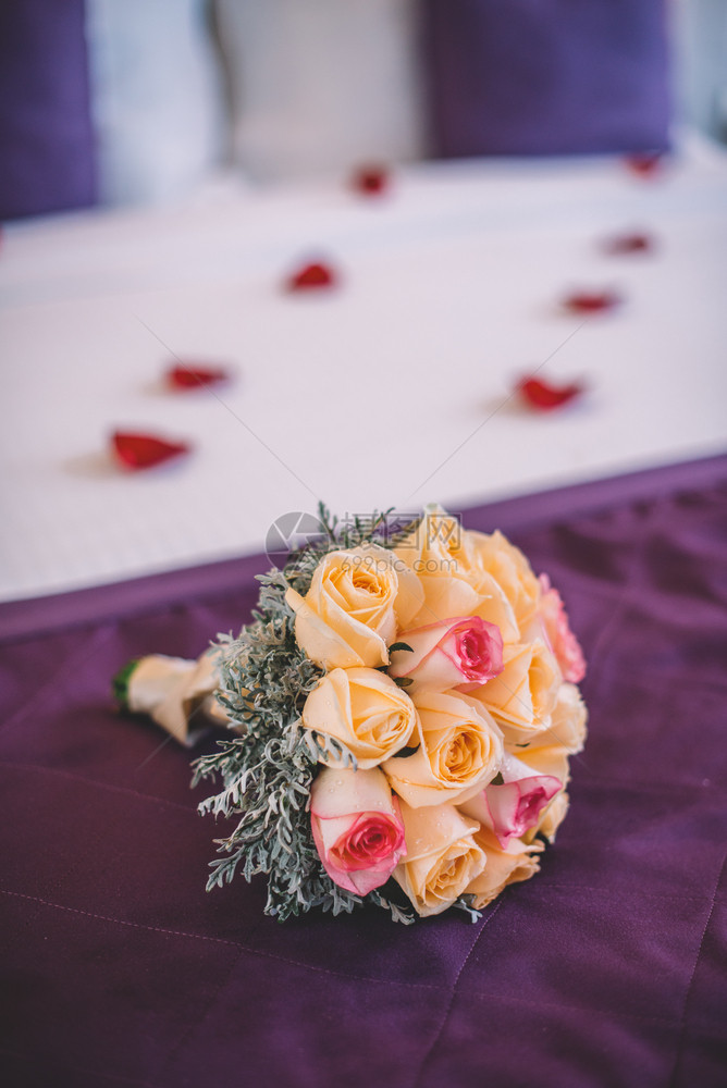 乔治亚州优雅带美丽鲜花的新娘布格颜色图片