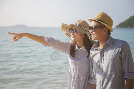亚洲人夏季在海上出旅行的亚洲情侣假期热带图片