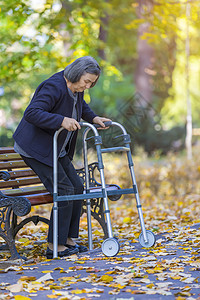 公园里散步的老年女性图片