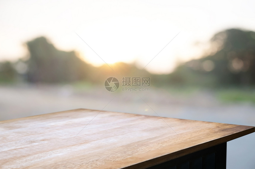 夜晚空木纸桌在模糊的带日落背景蒙太奇家花园旁商业棕色的图片