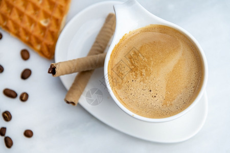 早餐休息大理石桌上玻璃咖啡杯中的新鲜美式咖啡法语图片