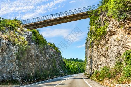 在黑山连接桥梁下穿越山区的公路在桥梁下通过中的公路自然目地冒险图片