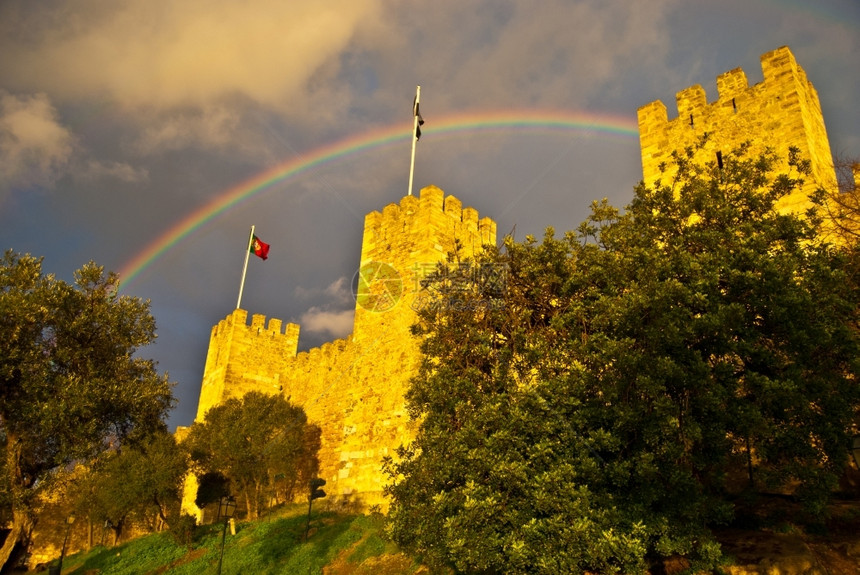 砖乔治地标CasteloSaoJorge葡萄牙里斯本上的美丽彩虹图片