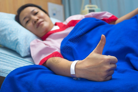 高级的保护病人手腕上贴着空白标签病人的手腕上贴有空白标签流感图片