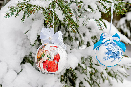 圣诞球装饰在冲浪树枝上喜庆的传统充满活力图片
