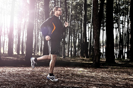 在森林里跑步的运动健体人员行年轻的图片