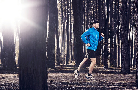 有氧在森林里跑步的运动健体人模型们图片