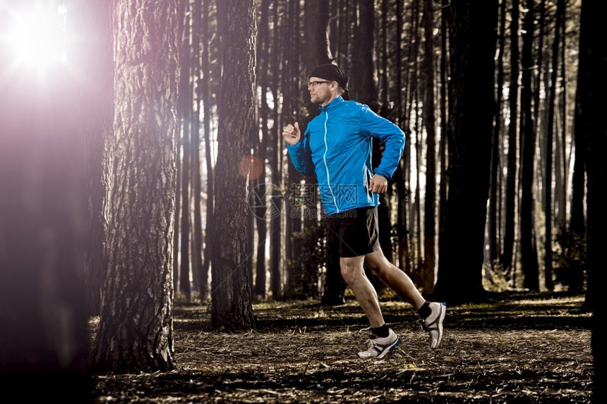 在森林里跑步的运动健体人训练男们图片
