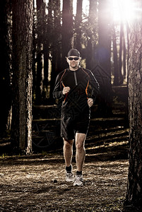 积极的赛跑者种族在森林里跑步的运动健体人图片